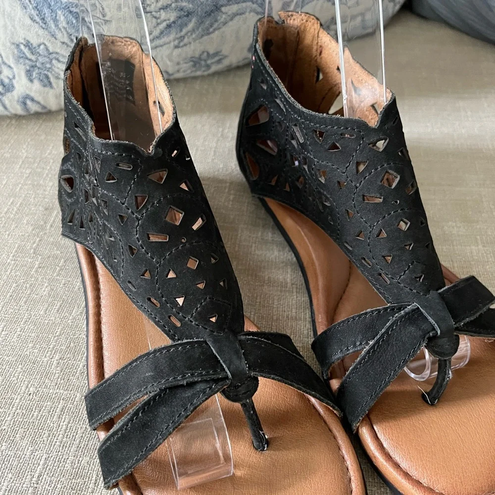 Cobb Hill Black and Tan Sandals Gladiator Sandals